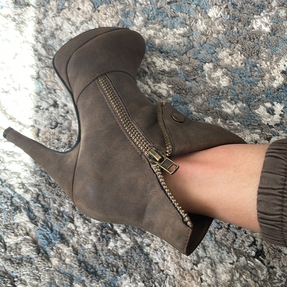 2 Lips Too’s Motorcycle Taupe Brown Platform Booties - Picture 9 of 9
